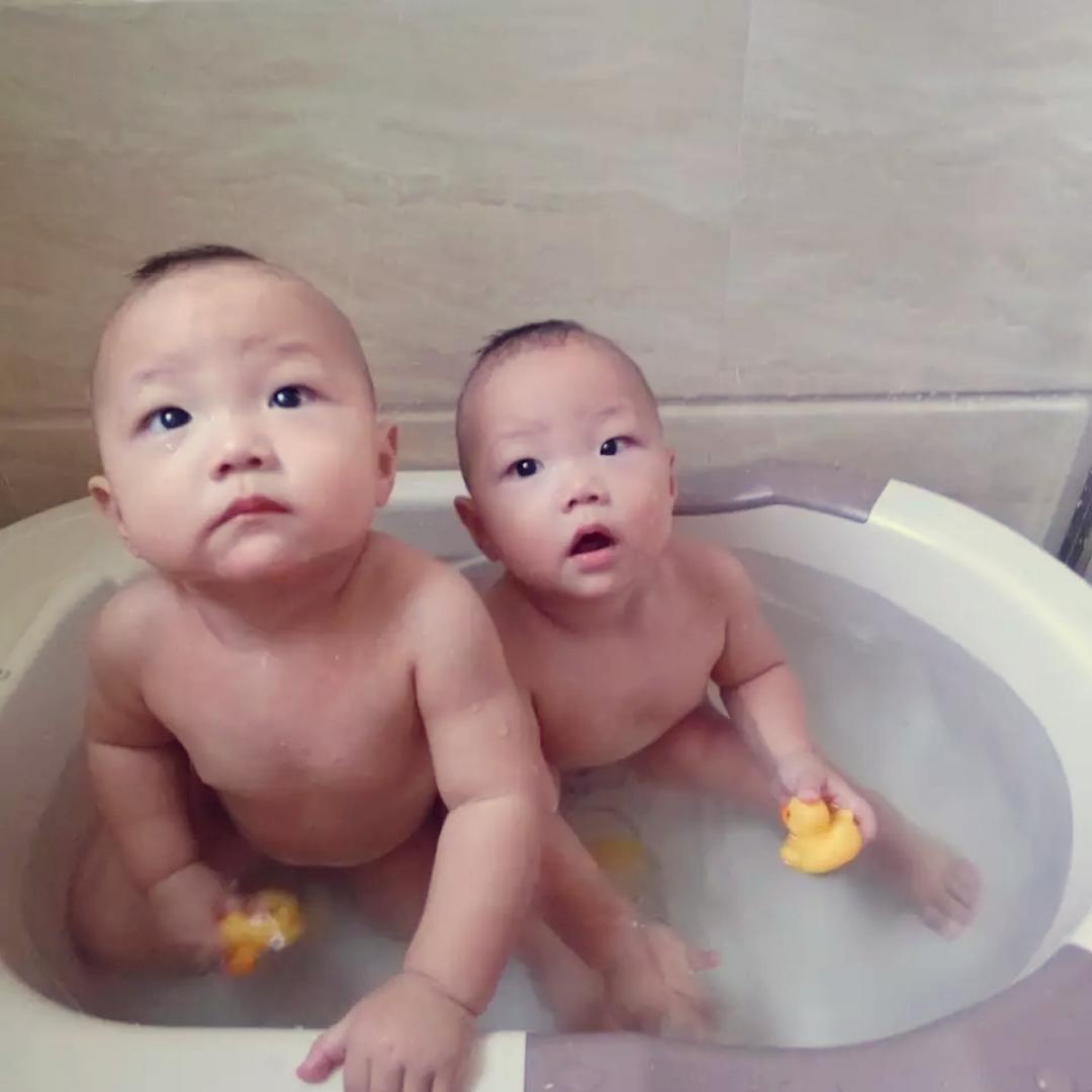 双胞胎大轩小轩妈妈