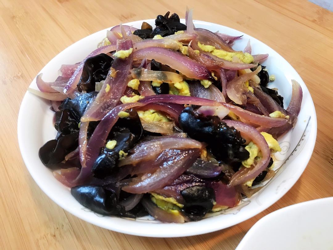 洋葱麻麻-拿平底锅的红太狼做的洋葱木耳鸡蛋炒肉