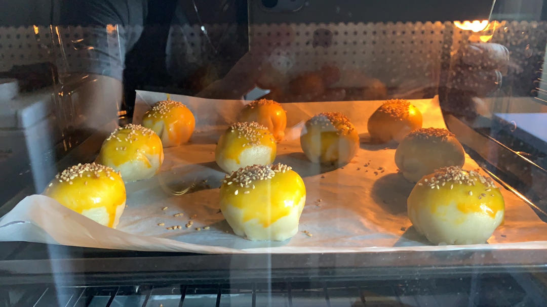 酥到掉渣的美味蛋黄酥