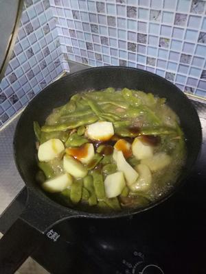 五花肉炖油豆角土豆的做法 步骤5