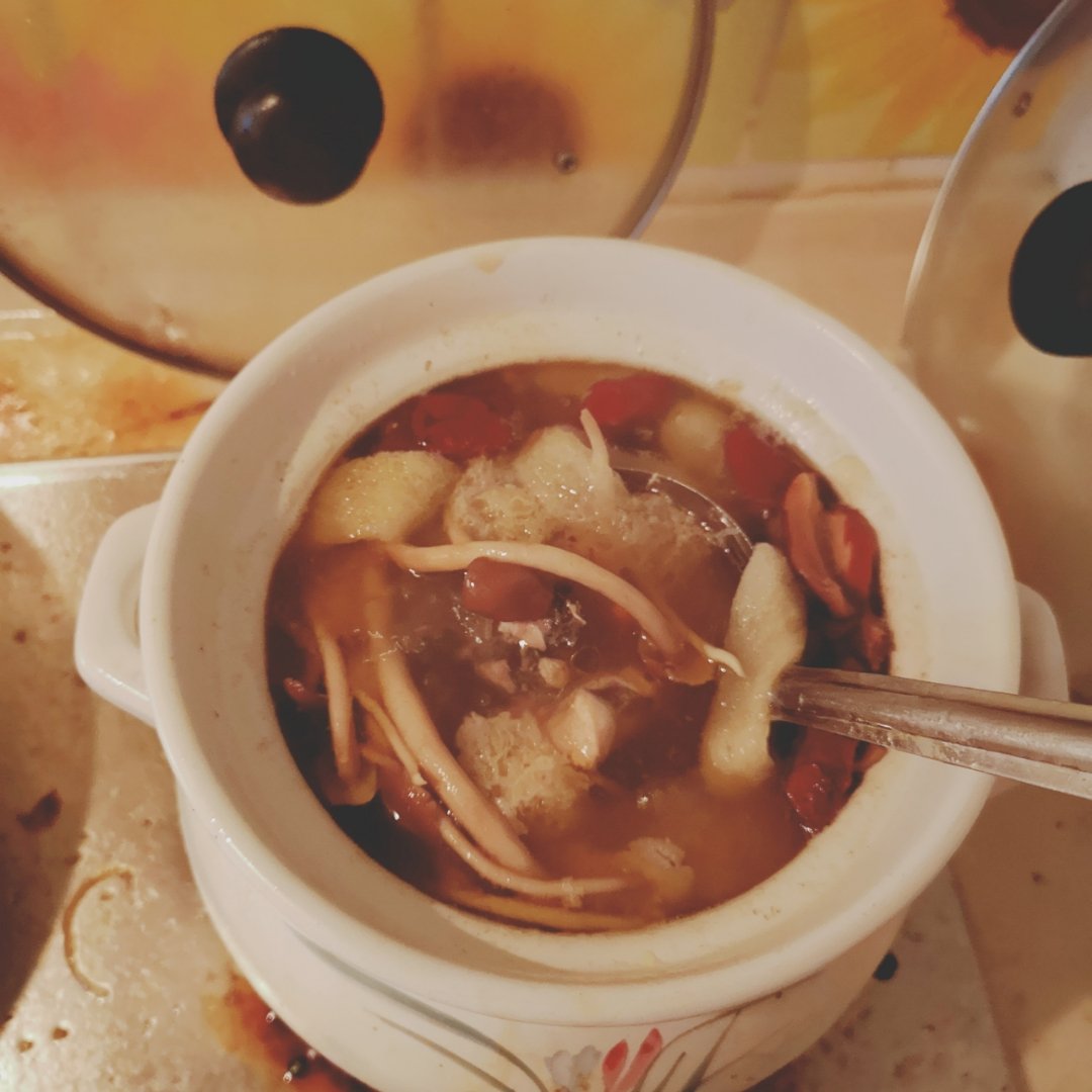 薏米枸杞香菇红枣鸡汤