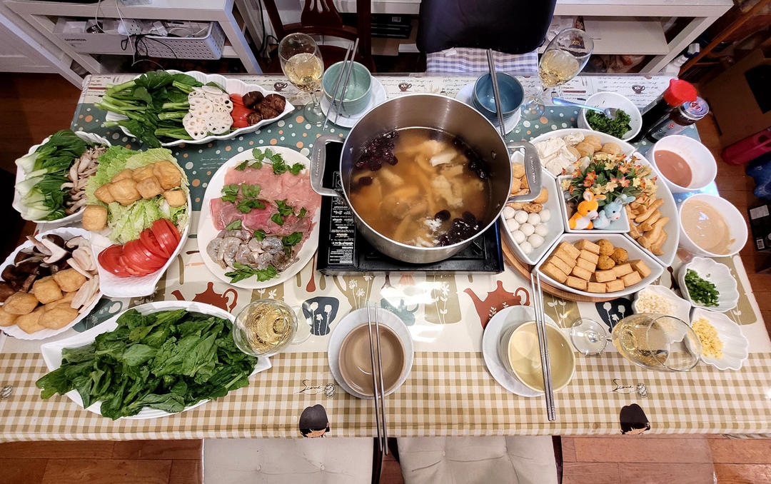 热火朝天的火锅年夜饭