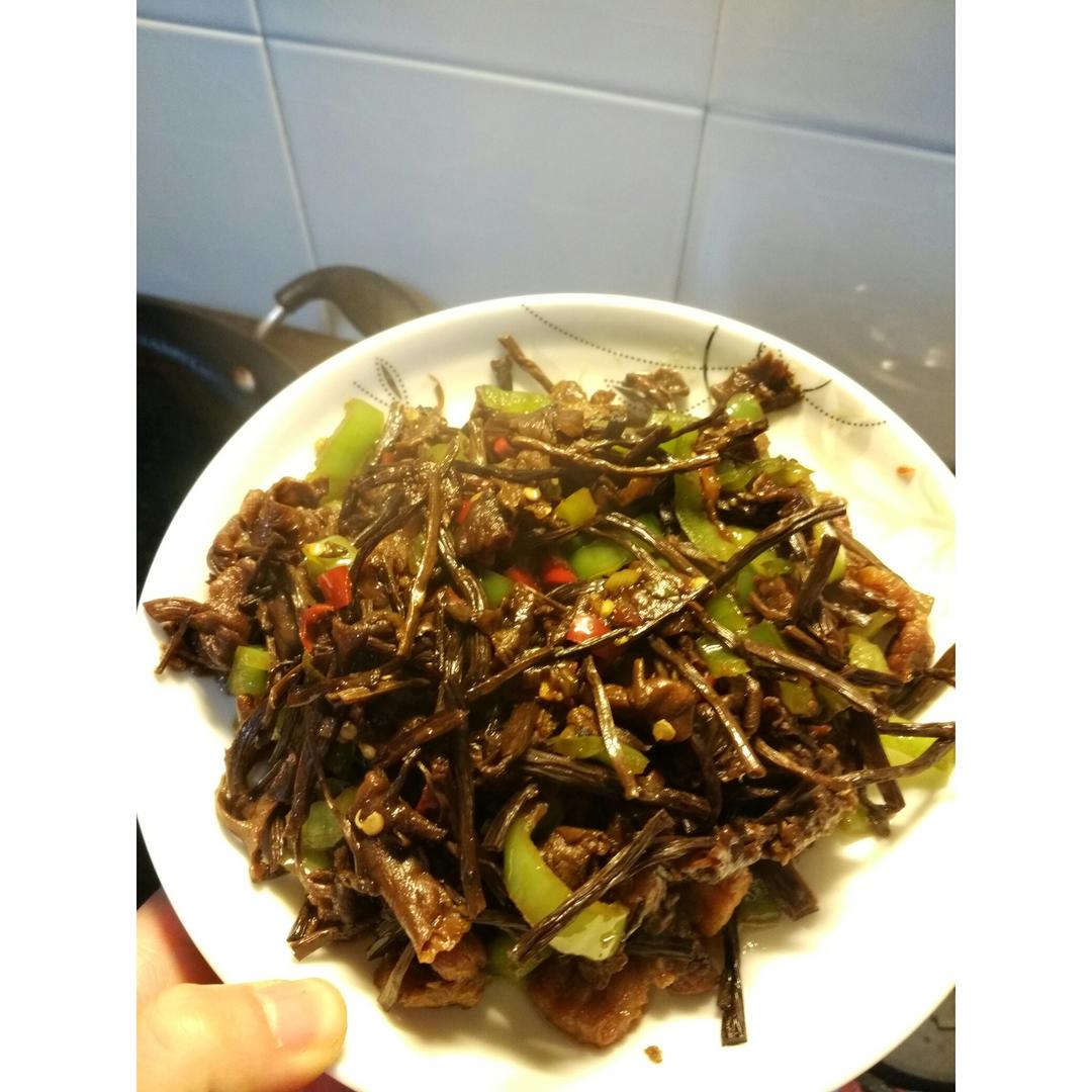 五花肉干锅茶树菇