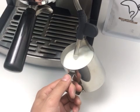 家用咖啡机打发奶泡教学的做法