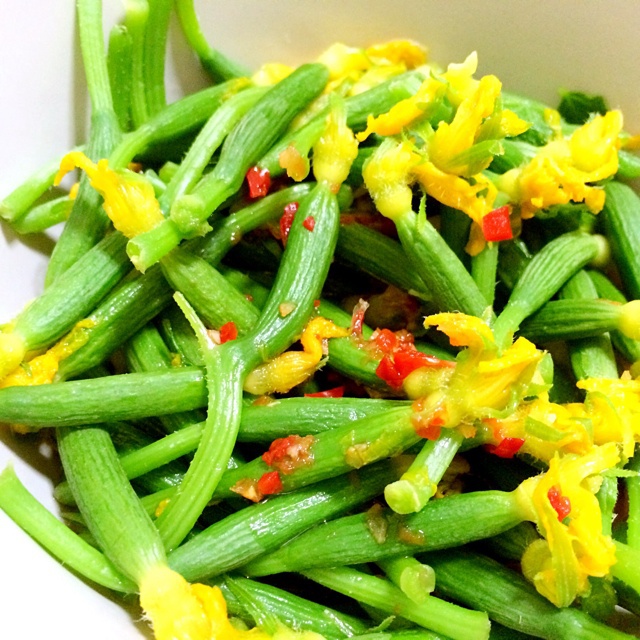 清炒顶花小黄瓜