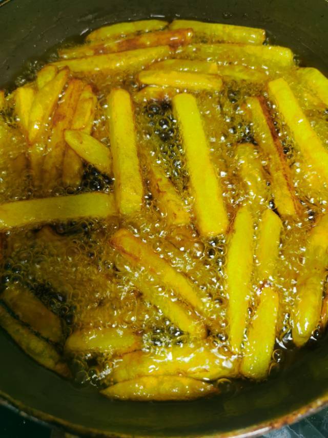 简单的炸薯条（无需淀粉无需冷冻）