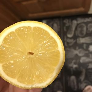 柠檬清香红烧鲫鱼的做法 步骤1