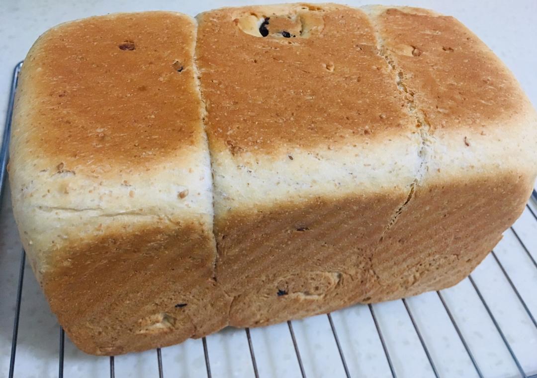 高纤低脂的全麦核桃吐司