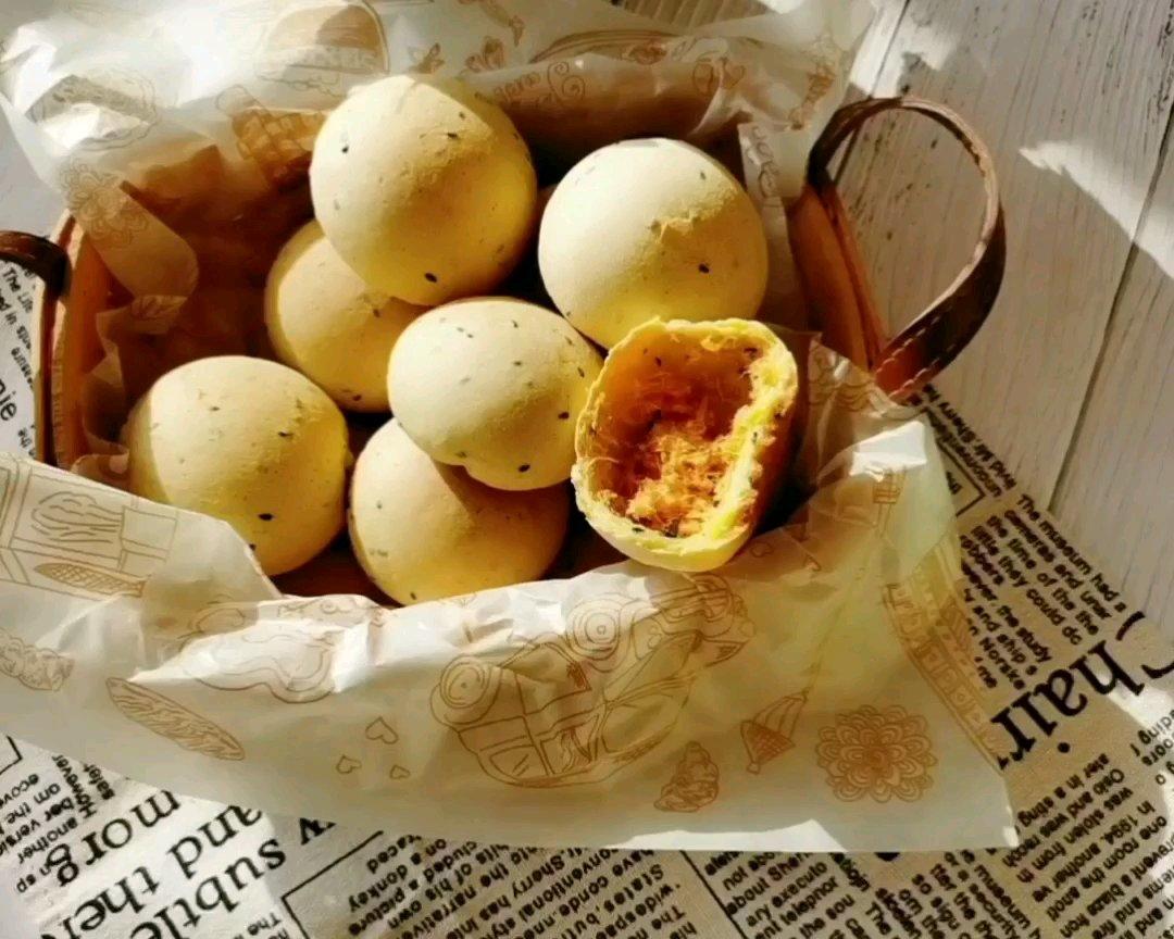 圆滚滚的肉松麻薯包