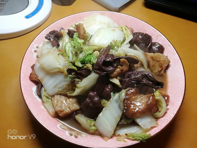 红蘑白菜炒肉的做法