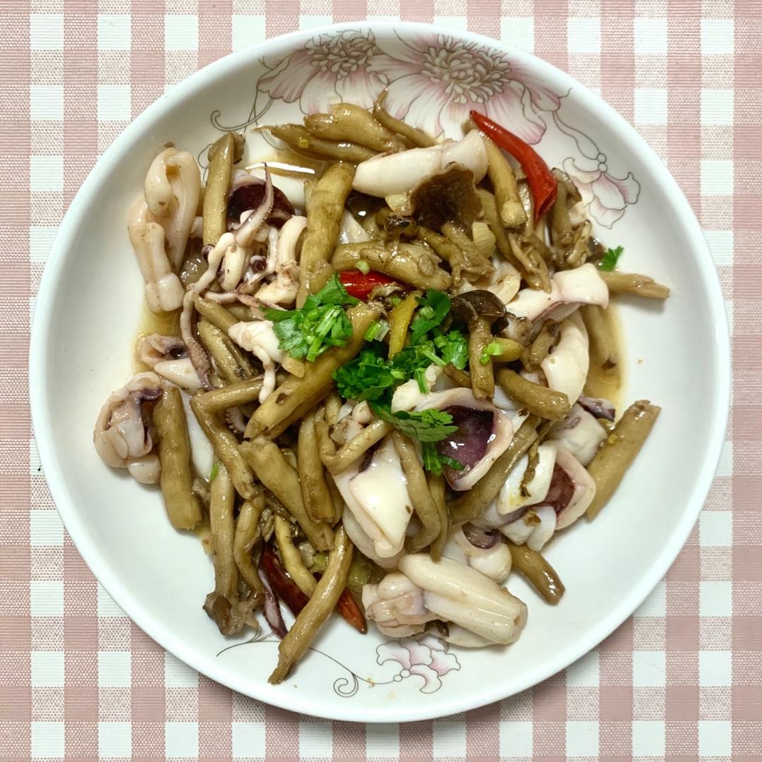 茶树菇烩鱿鱼须