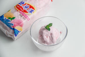 草莓冰淇淋苏打的做法 步骤3