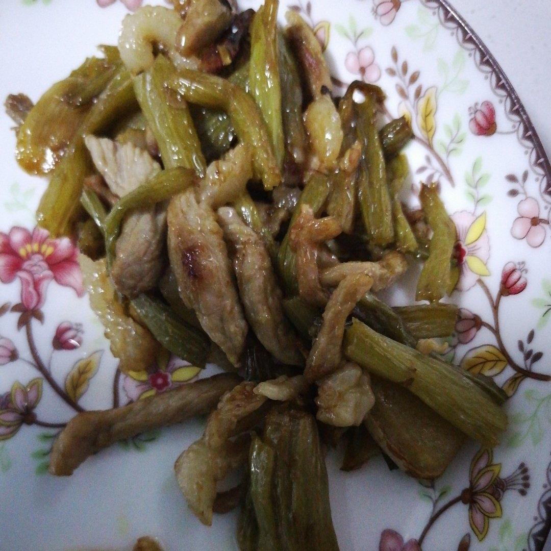 芹菜炒肉