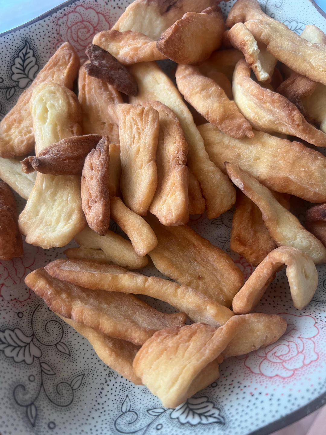 两个鸡蛋一碗面粉，不添加，制作简单的炸面条