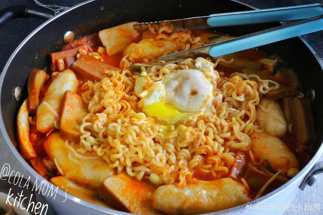 正宗韩式料理店的部队火锅怎么做？味道一模一样。竟然素食也可以做出来这样的美味！