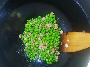 鲜豌豆炒牛肉粒的做法 步骤3