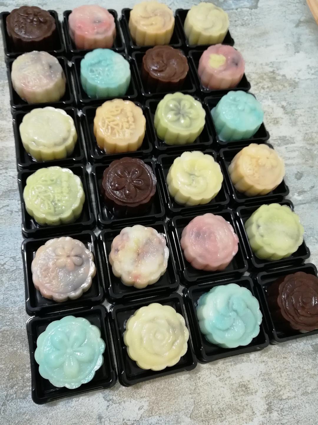 年龄成谜的小笼包做的彩色冰皮月饼