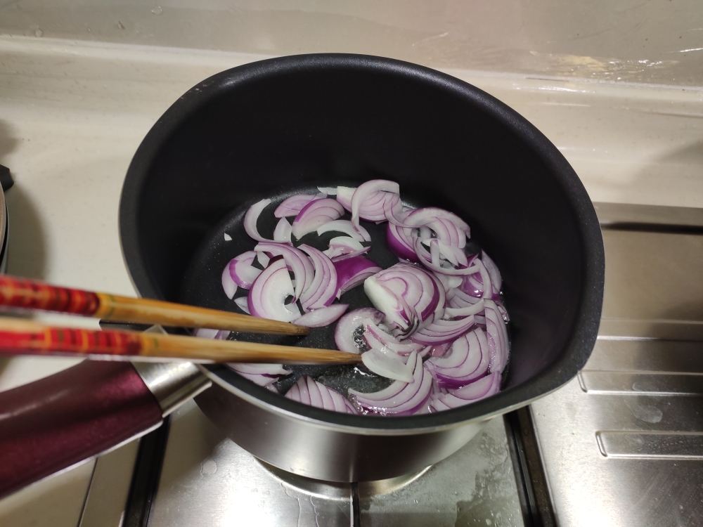 韩国泡菜豆腐汤，人均只要1块钱，5分钟懒人快手菜的做法 步骤2