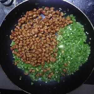腊八豆炒青椒的做法 步骤4