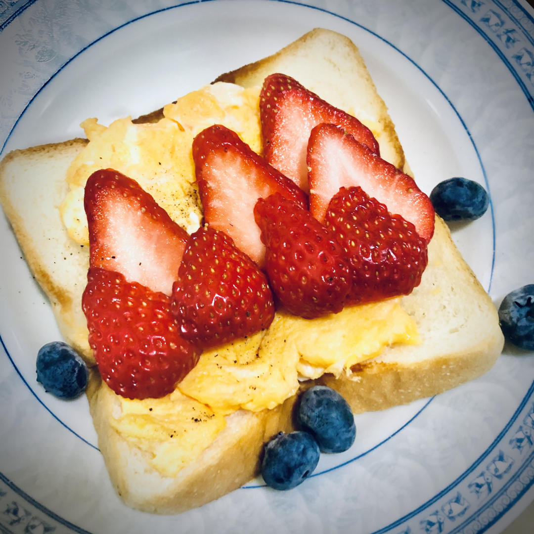 Kribee库比元气早餐，草莓鸡蛋奶油三明治