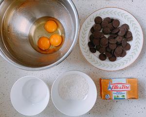 搅一搅就能成功的巧克力熔岩蛋糕（心太软）的做法 步骤1