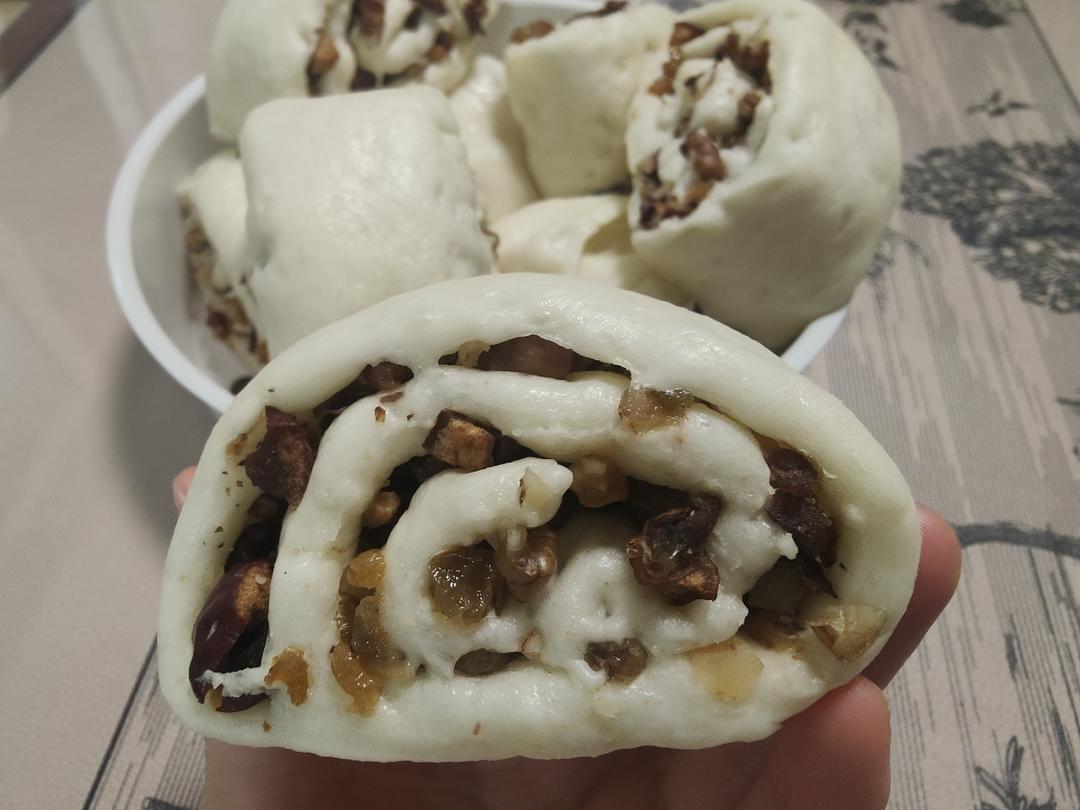 红枣核桃葡萄干馒头
