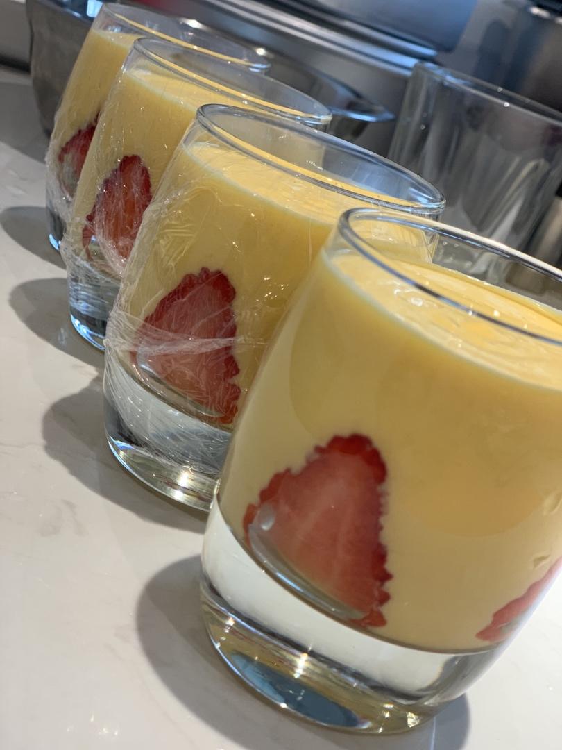 不用模具不用烤箱～草莓芒果杯子慕斯