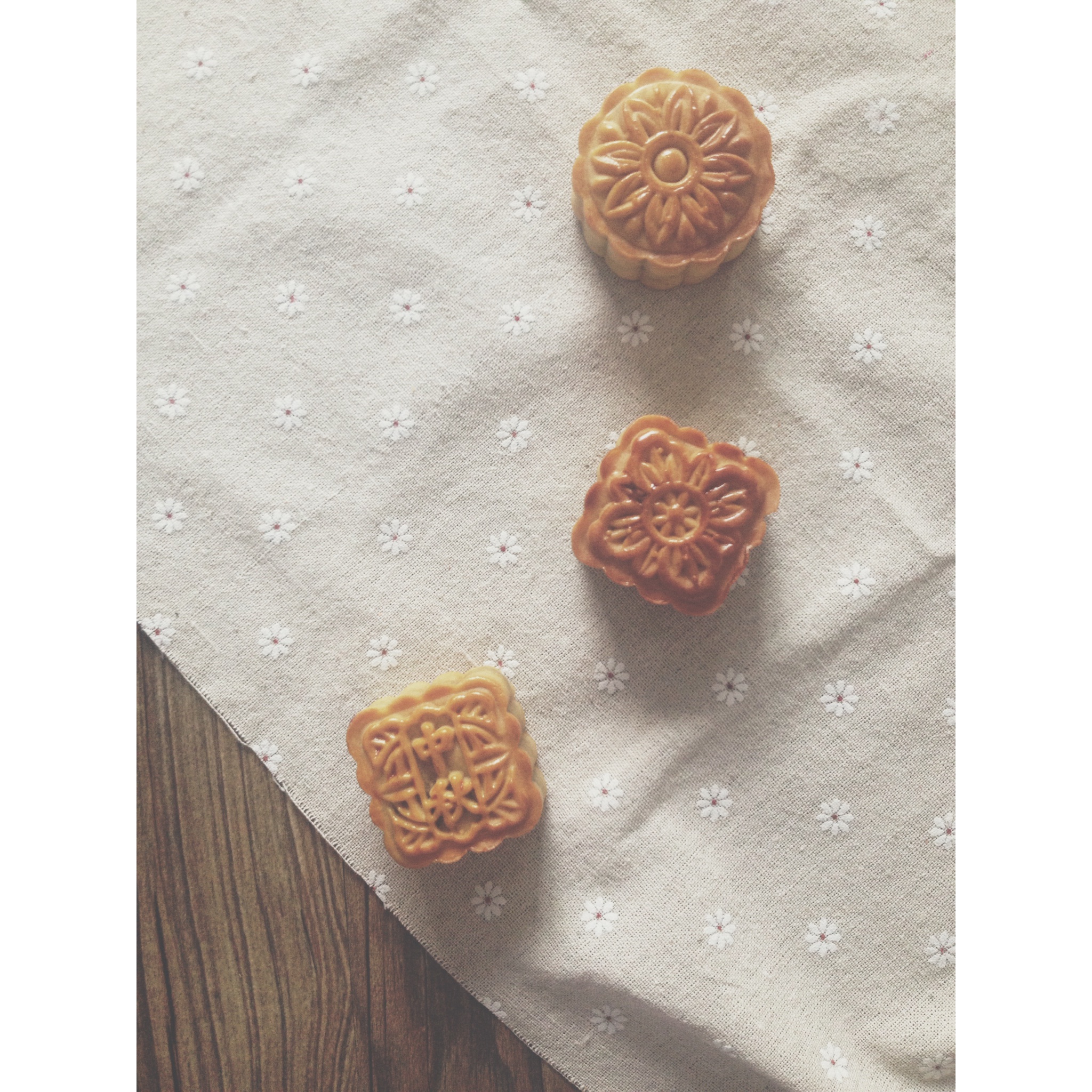 一口广月之小小蛋黄莲蓉月饼