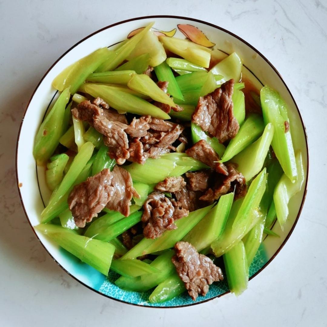 怎样炒出饭店级别的幼嫩西芹（附正确的西芹处理手法）