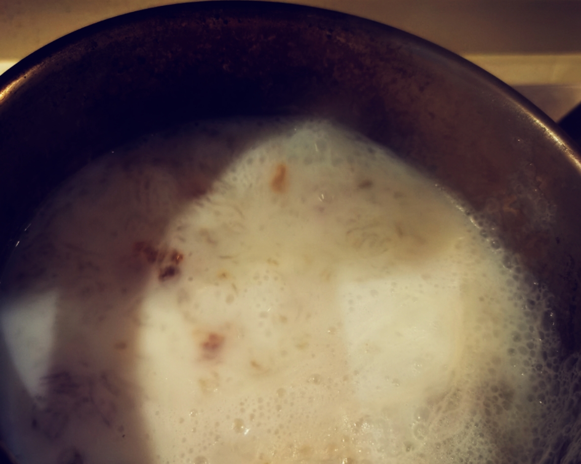 雪燕桃胶皂角米炖牛奶的做法 步骤7