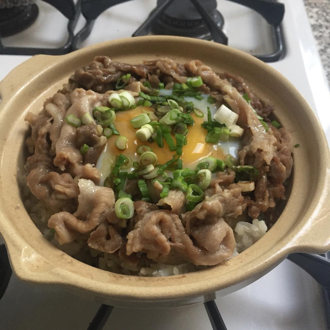 窝蛋牛肉饭