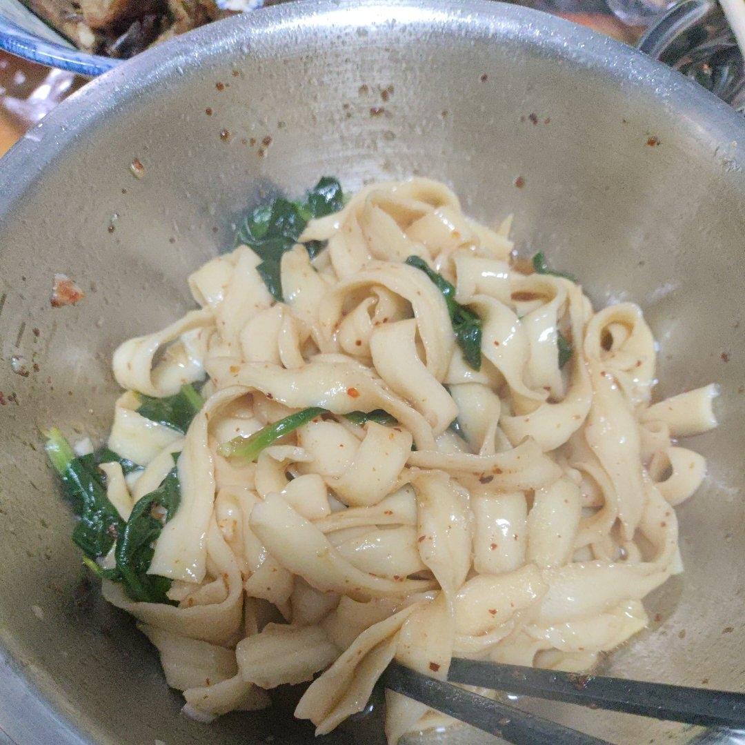 十分钟就能吃上的超简单油泼面