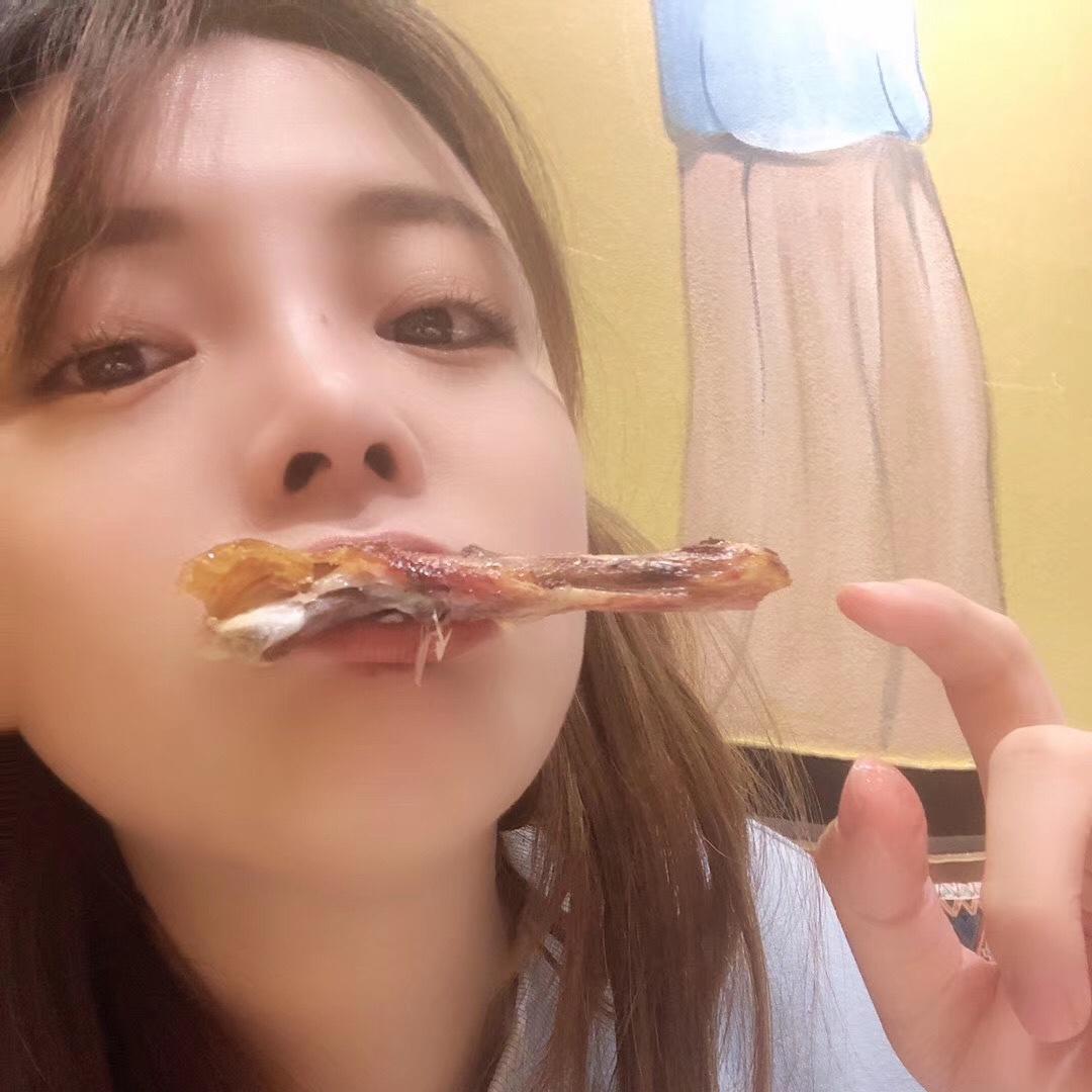 爱喝奶茶的珍珠少女