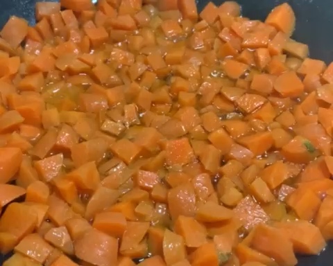 没胡萝卜味儿的豉油胡萝卜的做法 步骤2