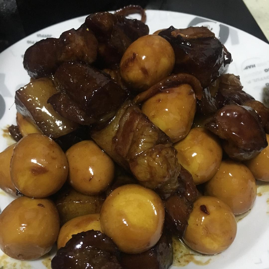 加了鹌鹑蛋后，这盘红烧肉，美味的逆天啦——鹌鹑蛋烧肉（孔瑶食谱）