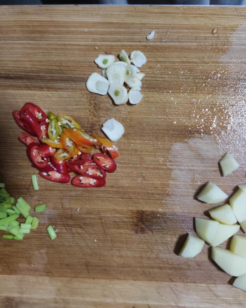 【饭】番茄土豆肥牛面糊的做法 步骤1