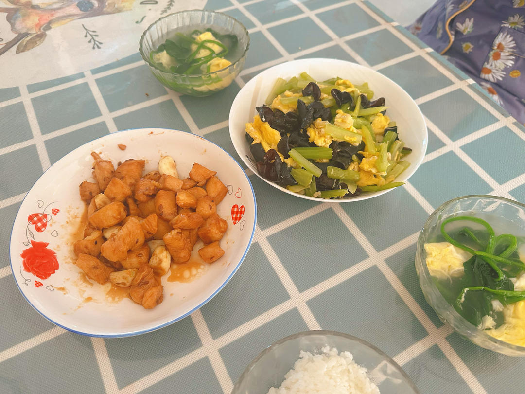 芹菜木耳炒蛋