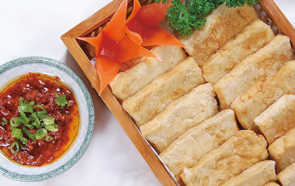 小姑娘食品油炸臭豆腐