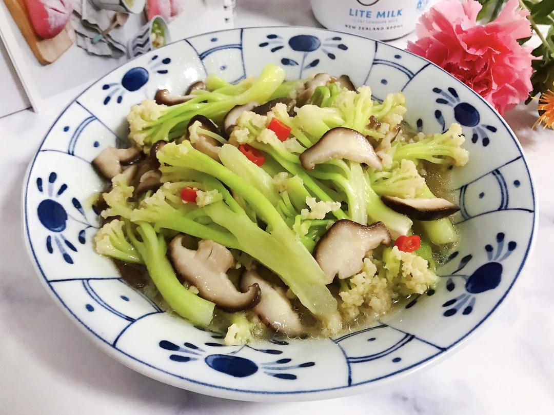 小米椒鲜香菇炒菜花的做法