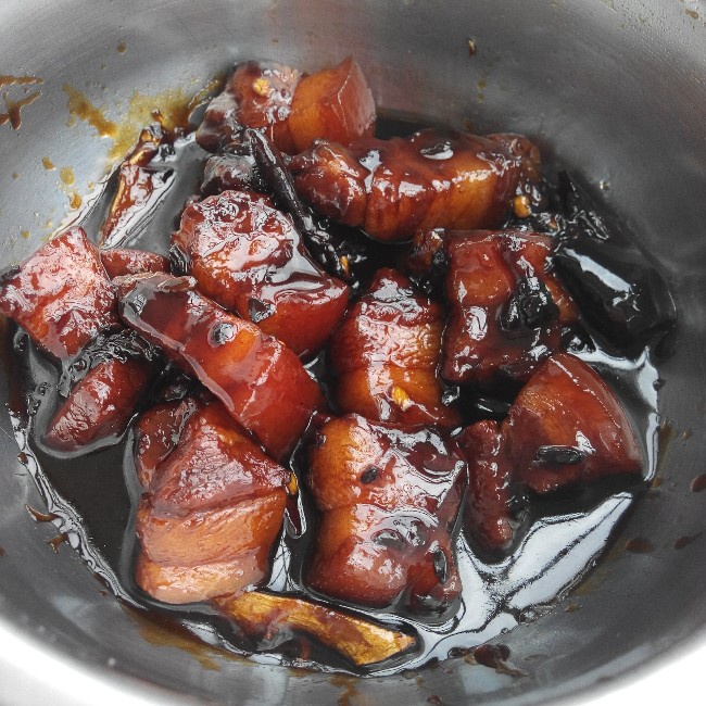 吃着碗里望着锅里的红烧肉
