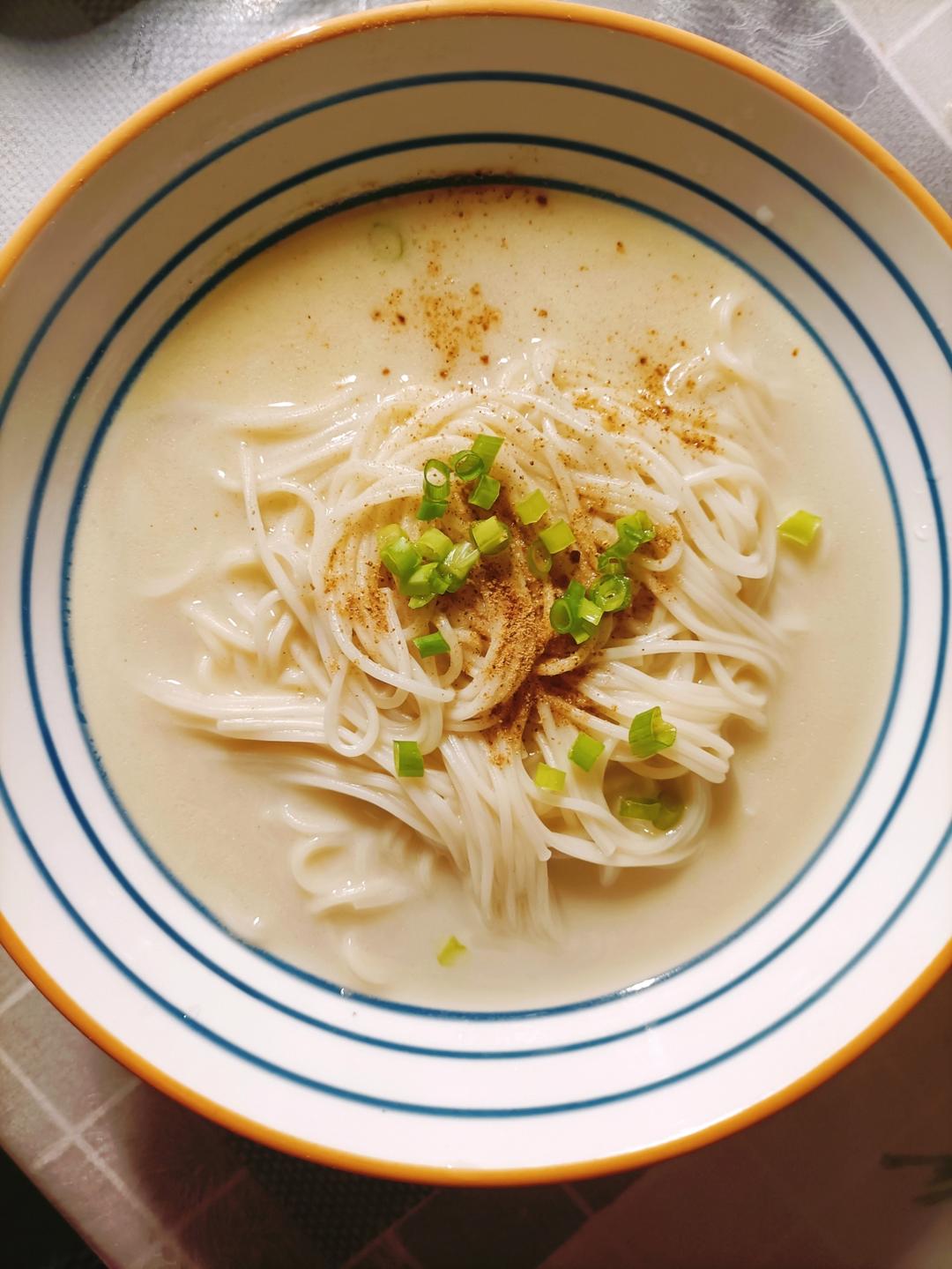 不显山露水的鱼汤面