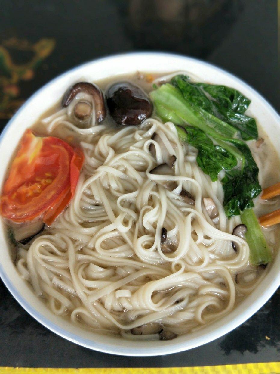 菌汤面条 看得见的香菇 尝得到的鲜美 这才是真正的菌汤