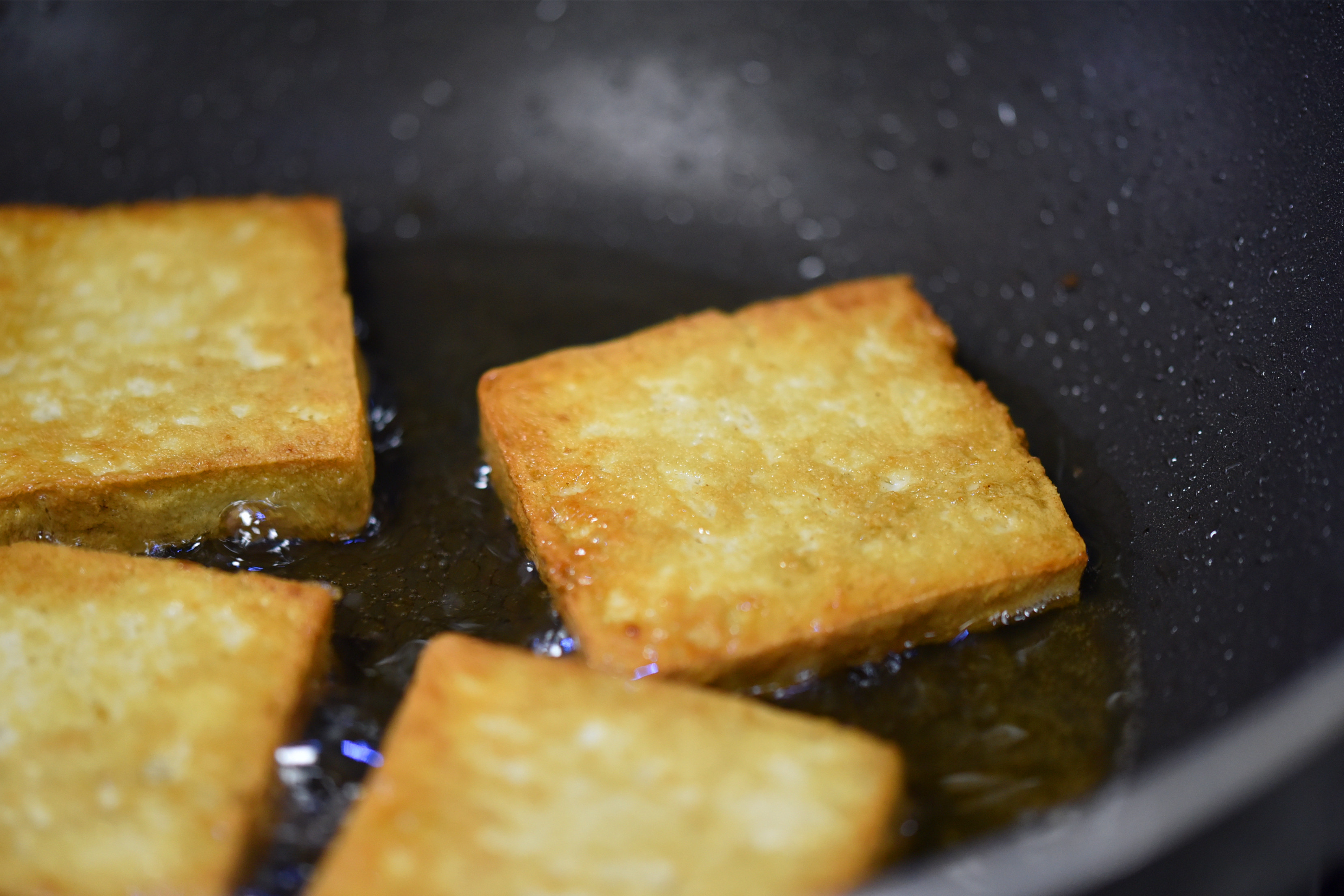 光棍节吃豆腐 —简易版油炸臭豆腐的做法 步骤5