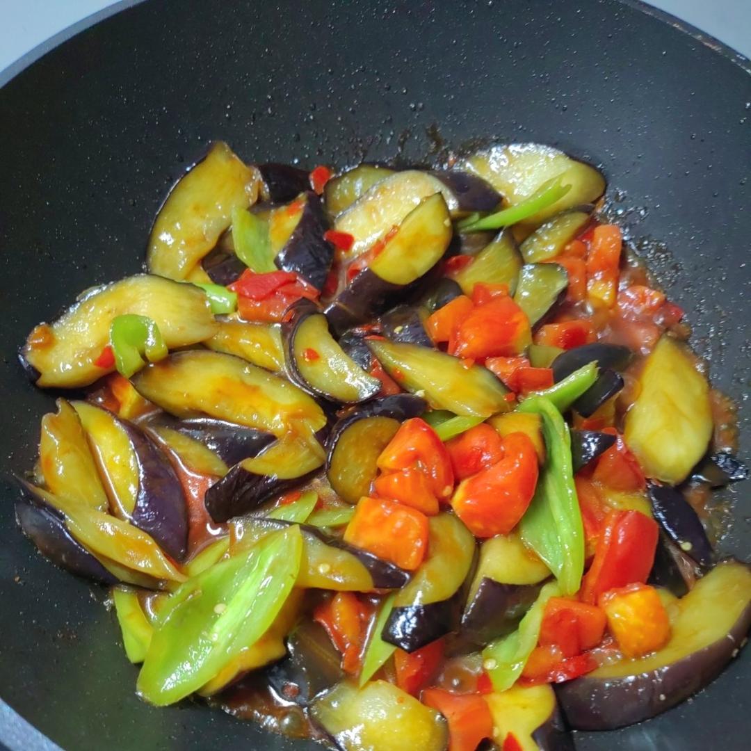 红烧茄子（佐西红柿尖椒）