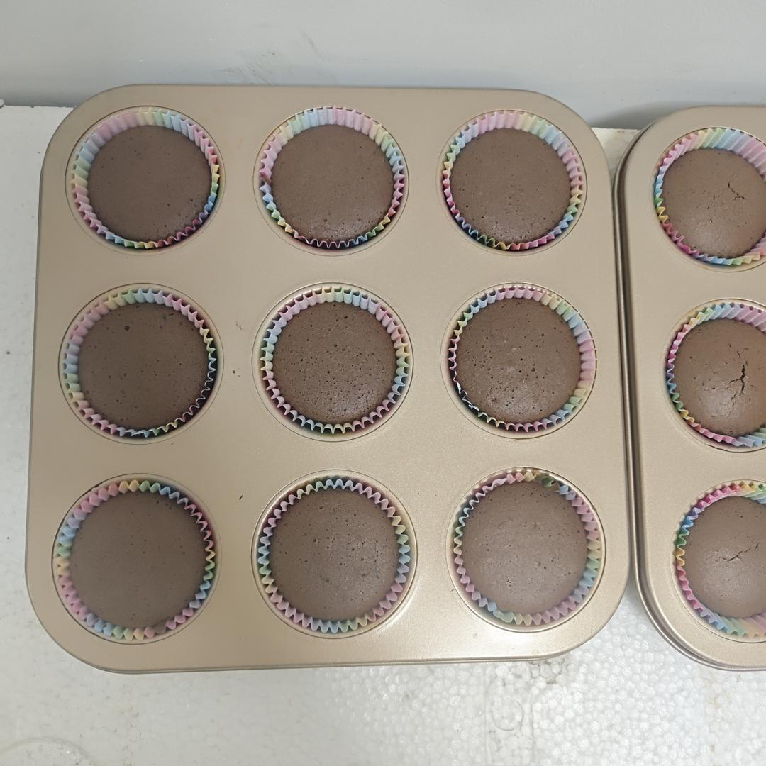 太完美了！超级浓郁松软绵密的巧克力豆小蛋糕，底不凹，顶不塌，操作简单，容易上手，快来试试吧！