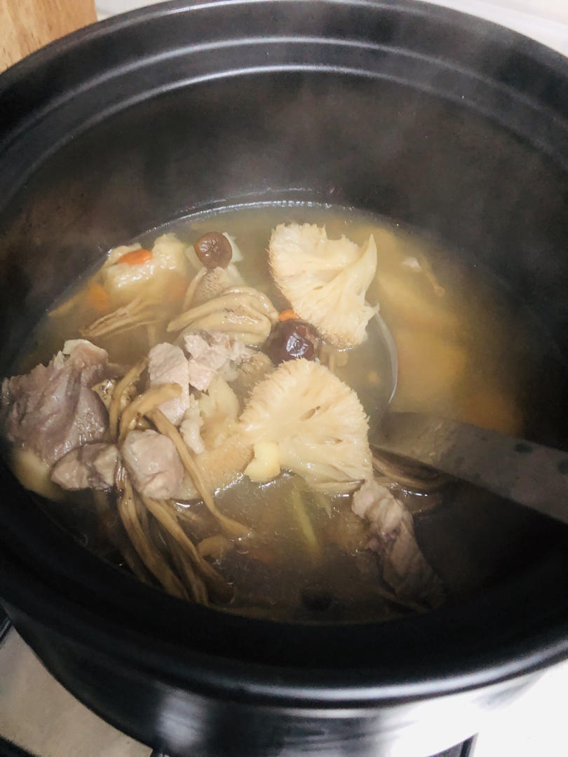 杂菌汤－猴头菇姬松茸茶树菇雪耳骨头汤