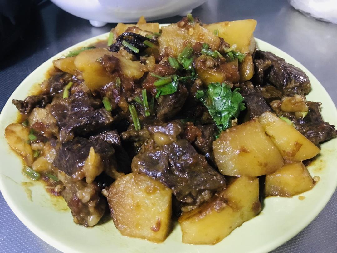 红烧牛肉土豆 （独家秘制）
