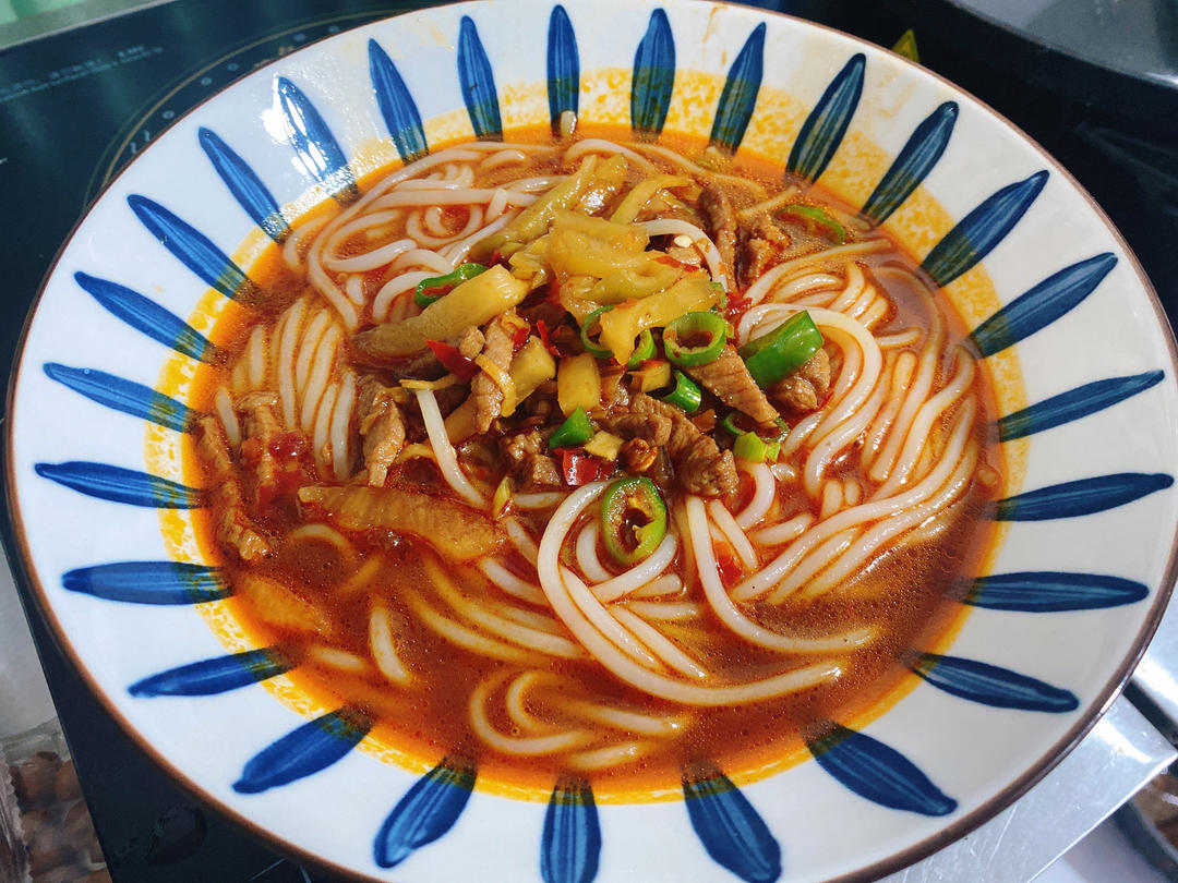 夏天来了，没胃口就来份香辣开胃榨菜肉丝粉