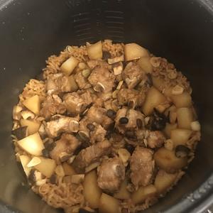 电饭煲版排骨土豆香菇焖饭的做法 步骤7