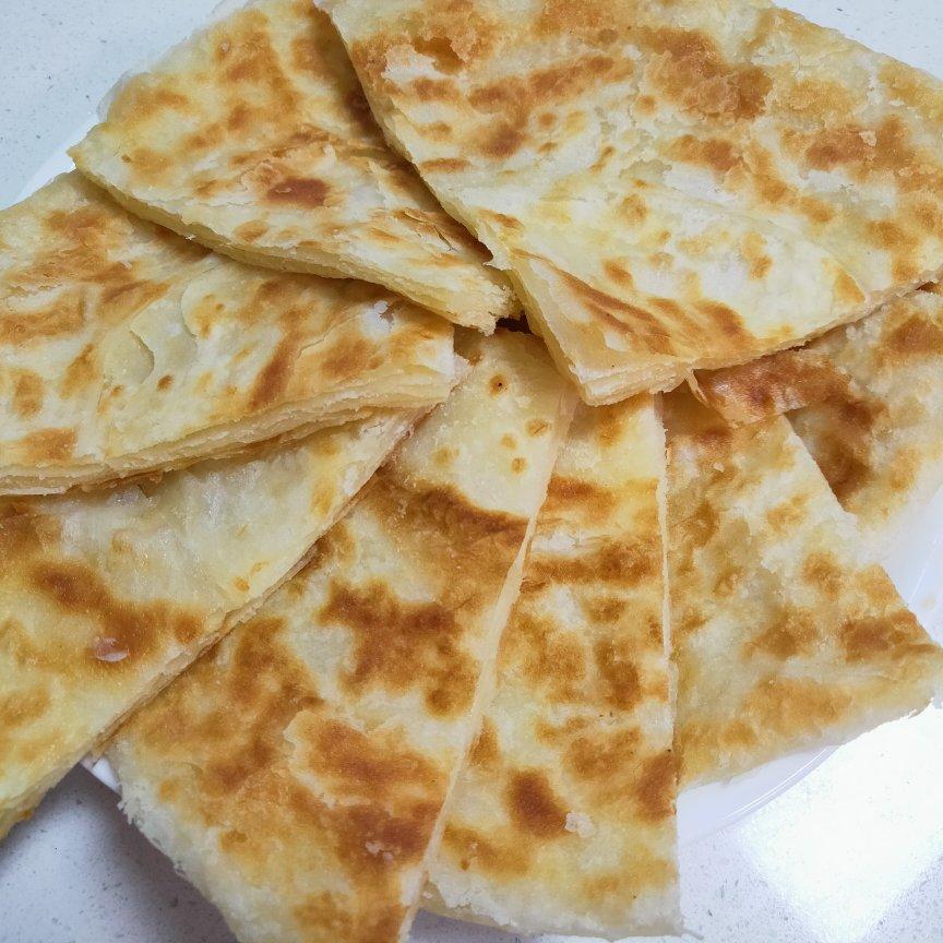 为什么自己烙的家常饼会发硬，跟我学这个好吃的烙饼方法吧！